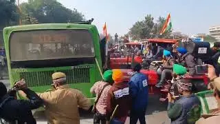Kisan Tractor March: Farmers resort to vandalism, Protesters vandalise bus, clash with police