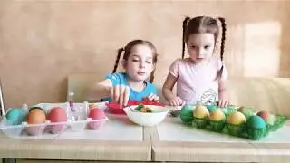 Покраска яиц к Пасхе и прикол к концу видео!