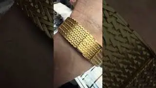 Винтажная Omega 70-х с черным циферблатом и текстурным браслетом-корпусом. Цена &mdash; 7800&euro;.