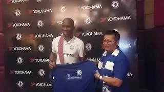 Drogba in Delhi with mizo chelsea fans