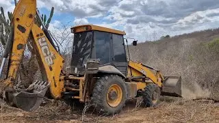 O operador Barrao botou furando com a retroescavadeira jcb nos pés de caseiros