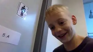 casper er p&aring; toilet