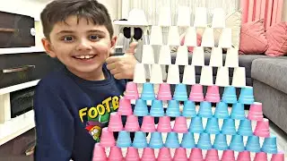 Efe 3 Renkli Bardak Kule Yaptı.
