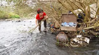 Girl Accidentally Found a Large Quantity Of Ancient Coins At the Bottom Of The River.