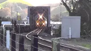 DL mechanical test train 28 crosses aramoho bridge on the way back from new plymouth  04.07.13