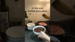 Grey peas with onion, garlic and bacon - latvian recipe.