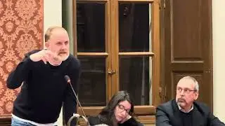 Il sindaco Rapinese spiega in consiglio comunale il regolamento per gli arredi dei locali di Como