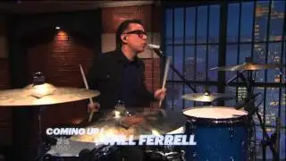 Fred Armisen and the 8G band covering DIIV&rsquo;s &ldquo;Under the Sun&rdquo; on Late Night with Seth Meyers