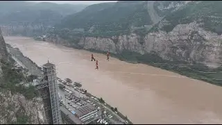 LIVE: Witness a thrilling cliff slacklining race by the Yellow River in N China