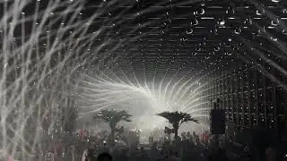 How many stage lights are there in this performance?