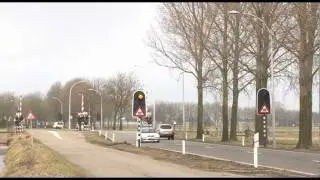 Dutch railroad crossing / spoorwegovergang IJsselmuiden / Kamperlijntje