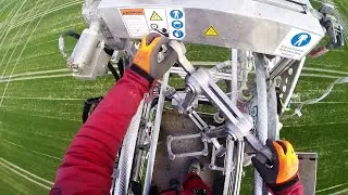 Abstandhalter montieren mit Leitungsfahrwagen auf einer 380KV Hochspannungsleitung