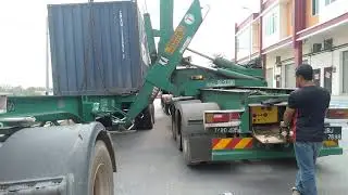 Side loader atau ketam pindah kontena 20kaki