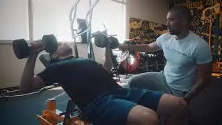D&eacute;velopp&eacute; inclin&eacute; aux halt&egrave;res (musculation partie sup&eacute;rieure des pectoraux et &eacute;paules) 💪