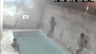 Sido com medo de cair na piscina gelada.wmv