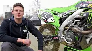 Mechaniker Tobias Pfeil erkl&auml;rt euch, welche &Auml;nderungen an de normalen Kawasaki KX-F 450