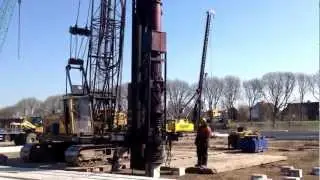 Heipalen slaan door Plomp heibedrijf.