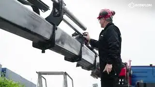 Instructions for cleaning and lubricating the telescopic arm of a truck-mounted crane