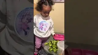 Она обожает брокколи. Возможно, она даже сама превратится в брокколи?