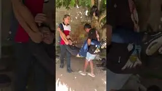 El Pajuate se las desquita con el flaco, broma del charco sucio