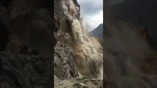land sliding in gilgit😭😱😱🤕 #landsliding #gilgitbaltistan #virelreel #virelvideo #hunzavalley