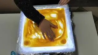 Lavagna luminosa per bambini (fai da te) con un contenitore e la farina gialla