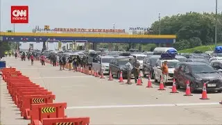 ‘Nyerah’ Terjebak Macet Semarang, Pemudik Turun dari Mobil