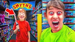 KLEINER JUNGE geht in VERFLUCHTEN SPIELZEUGLADEN! 😭
