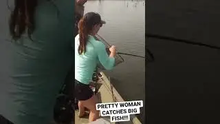 PRETTY GIRL CATCHES BIG FISH!!! #shorts #bigfish #fishing #fish #musky #fishingvideos #girl #woman
