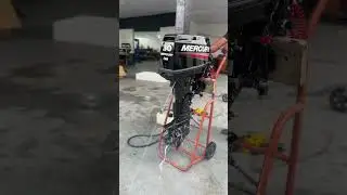 Ligando motor de popa Mercury 30 hp 2 tempos na orelha (lava motor) - Macar N&aacute;utica Joinville