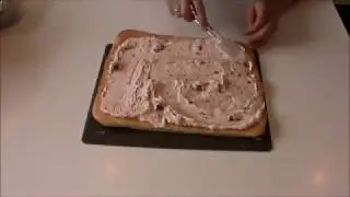 Roulade med jordb&aelig;r og fl&oslash;deskum