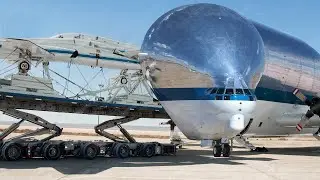 Погрузка самолета НАСА в супер уродливый гигантский самолет с головой
