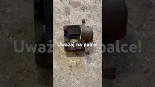 Uwaga na palce! Czyli jak bezpiecznie wypchnąć tłoczek z zacisku sprężonym powietrzem.