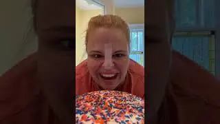 Инопланетянин любит праздничный торт #шорты