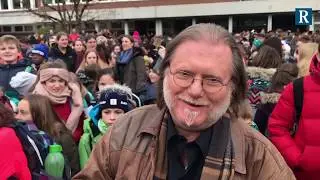 W&ouml;rth: Sch&uuml;ler verabschieden Musiklehrer Knut Maurer mit St&auml;ndchen
