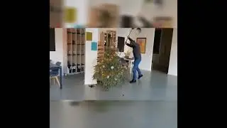 The Christmas tree fights back | SMLT Art