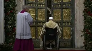 Papa abre a ‘Porta Santa’ da Basílica de São Pedro para lançar ano do Jubileu | AFP