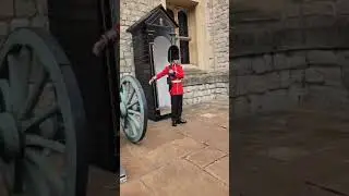 Royal Guards #london 💂&zwj;♂️ 💂&zwj;♀️