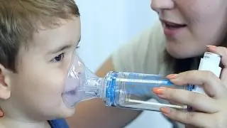 Inhalation d’un aérosol-doseur avec chambre d’inhalation et masque facial