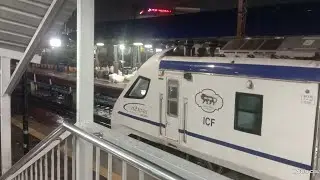 Gaya Howrah Vande Bharat Express Arriving Asansol Junction In Thunderstorm Heavy Rainfall
