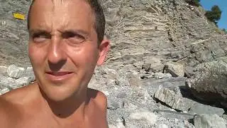 23/06 tolgo la spazzatura dalle spiegge delle nere portovenere seconda spiaggia