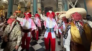 25.12.25 / 8.59am / Huayl&iacute;a de Antabamba en la Plaza Mayor de Lima