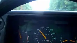 Saab 900i keskikokoinen henkilöauto.