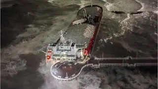 Frachtschiff zerst&ouml;rt italienischen Pier und kippt mit Ladung um