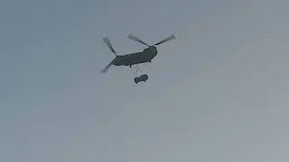 Chinook 'Wokka Wokka' with underslung Landrover 👊 