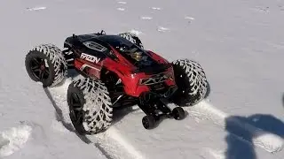 Arrma Fazon в стоке по снегу.