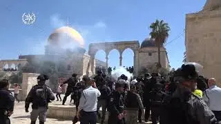 Muslim Worshippers Clash with Israeli Police at Jerusalem Holy Site - Temple Mount