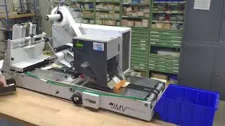 Applicare adesivi con codice a barre su buste per inserimento con LAB510