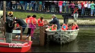 Sch&uuml;ler testen, ob ihr Riesen-Papierboot schwimmt