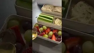 pack my lunch with me asmr! 🍓🥒 #healthyfood #lunchbox #asmr #satisfying #lifestyle